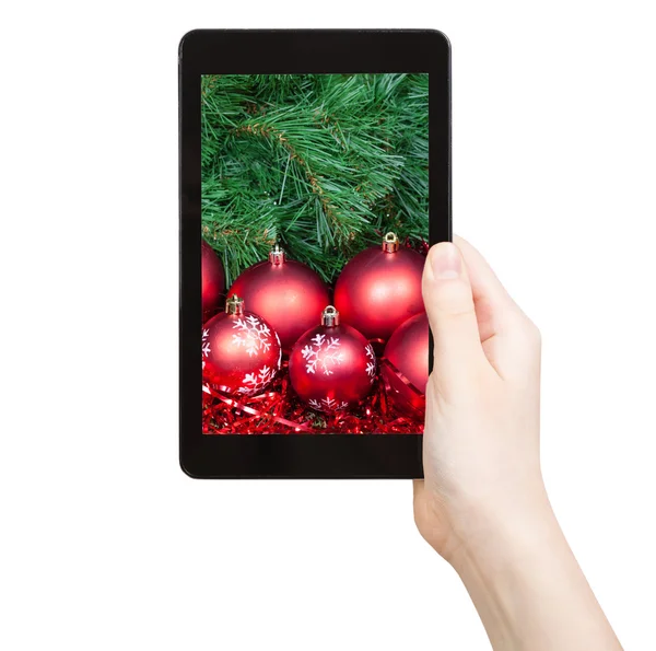 Hand houdt tablet pc met rode Xmas kerstballen — Stockfoto