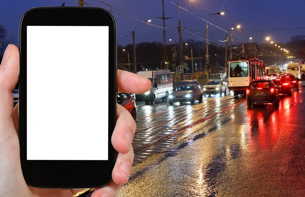 Smartphone a mokré městské ulice v noci — Stock fotografie