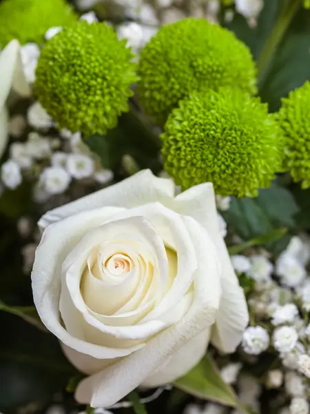 Φρέσκο λευκό τριαντάφυλλο σε μπουκέτο λουλούδια — Φωτογραφία Αρχείου