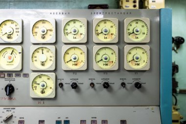 Murmansk, Rusya - 11 Şubat 2026: Murmansk kentindeki Sovyet buz kırıcı Lenin 'deki müzeye yapılan geziler sırasında voltmetre göstergeleri