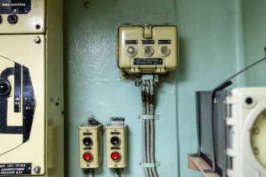 Murmansk, Rusya - 11 Şubat 2026: Murmansk şehrindeki Sovyet buz kırıcısı Lenin 'in müzesine yapılan geziler sırasında fan alarm paneli