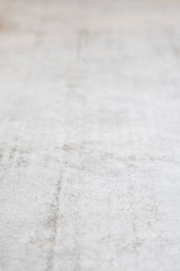 Şehir apartmanının tadilatı sırasında odada beton zemin