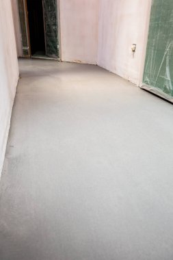 Belediye binasının tadilatı sırasında koridordaki kendi kendine düzleştirme manzarası