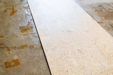 Dairenin yenilenmesi sırasında odanın beton zeminine mantar karolar yapıştırılmış.