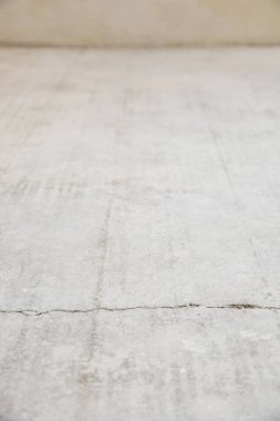 Şehir apartmanının tadilatı sırasında odada beton var.