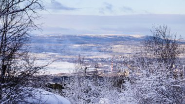 Şarap mevsiminde Rusya 'nın Murmansk Oblastı' na seyahat. Kış günü tepeden Kandalaksha 'nın deniz kenarı manzarasının üstüne.