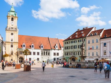 tourists at Main Square near Roland fountain