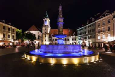 people near Roland Fountain Bratislava in night
