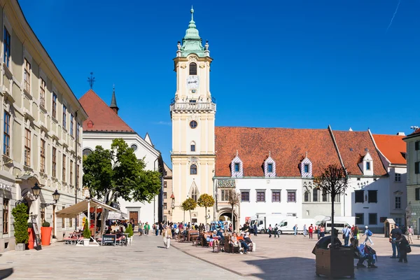 Gente en la Plaza de Armas en la ciudad de Bratislava —  Fotos de Stock