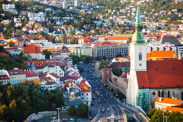 Vue sur la rue Staromestska dans la ville de Bratislava — Photo