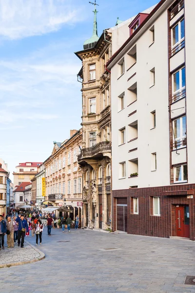 Turisti sulla strada Panska nel centro storico Bratislava — Foto Stock