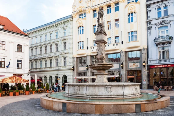 Fontana Massimiliana nella piazza principale di Bratislava — Foto Stock