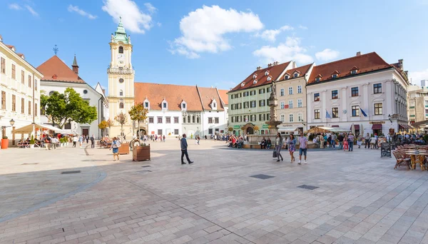 Menschen am Hauptplatz in der Nähe des Roland-Brunnens — Stockfoto