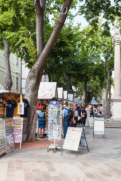 Souvenir kiosks on the town square in Bratislava — Stock Photo, Image