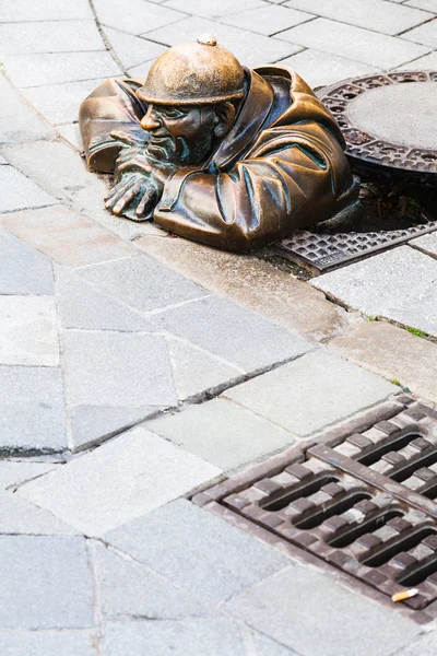 Bronze sculpture of Cumil the Peeper in Bratislava — Stock Photo, Image