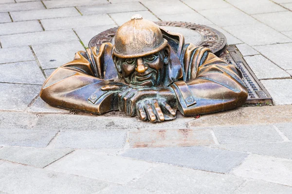 Bronze figure of Cumil the Peeper in Bratislava — 图库照片