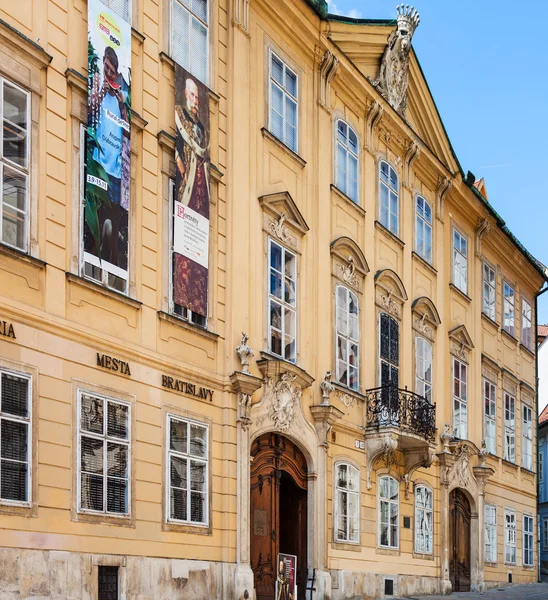 Bratislavan kaupungingalleria Mirbachin palatsissa — kuvapankkivalokuva