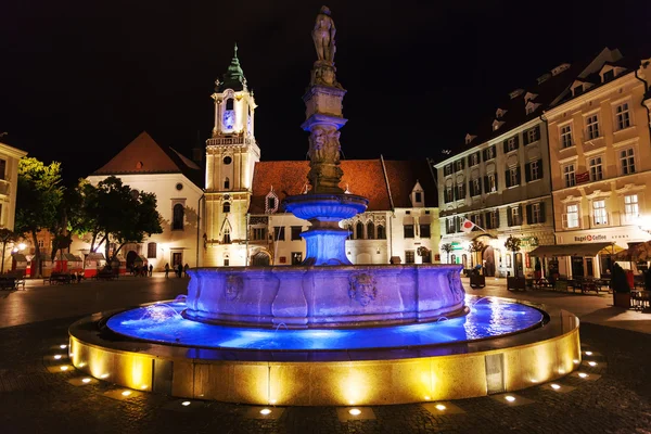 Roland Fountain in Bratislava in night — Stock fotografie