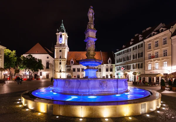 Maximilian Fountain in Bratislava Town in night — Stock fotografie