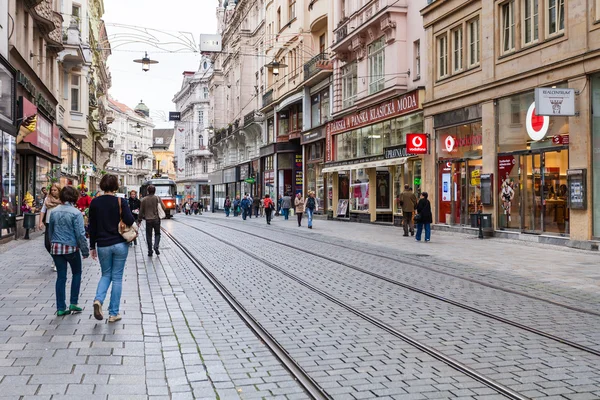 Turistas na rua Masarykova em Brno cidade velha — Fotografia de Stock