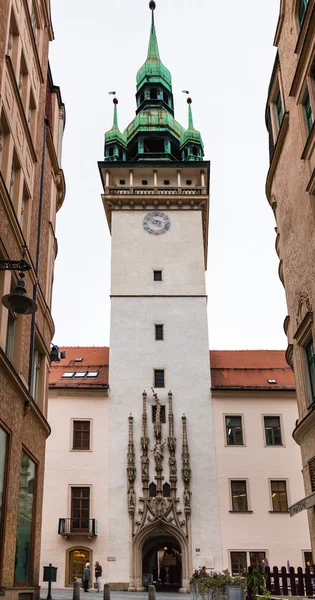 Personnes près de la vieille tour de l'Hôtel de Ville de Brno — Photo