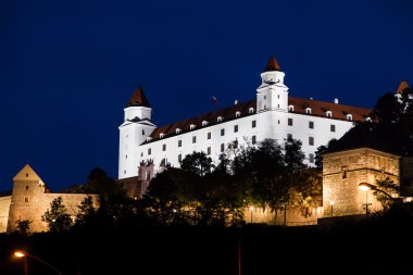 gece ışıklı Bratislava Castle