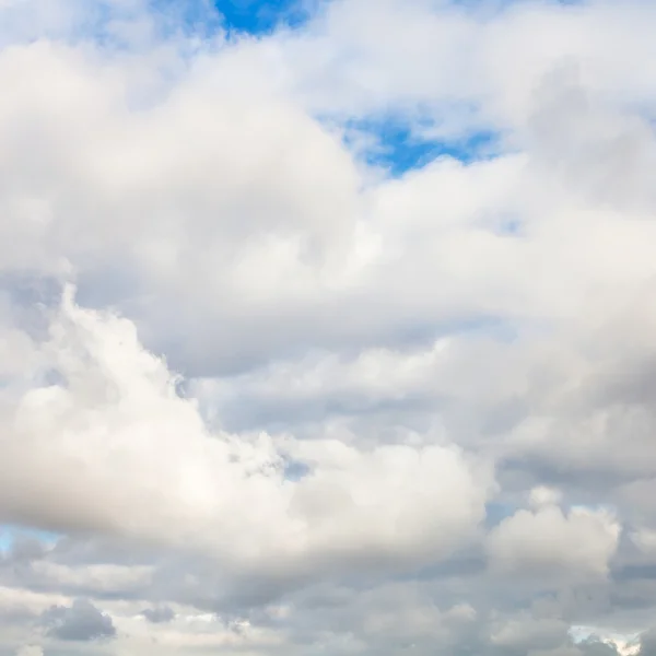 Nuvens densas no céu azul outono — Fotografia de Stock