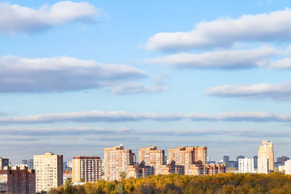 Blauer Himmel mit Wolken über modernen Häusern im Herbst — Stockfoto