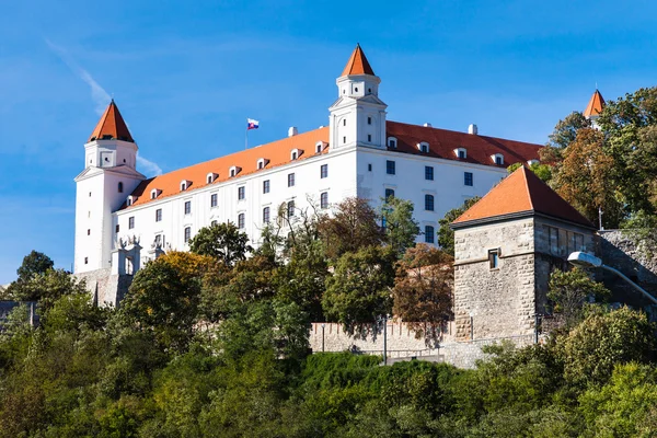 Castillo de Bratislava en un día soleado — Foto de Stock