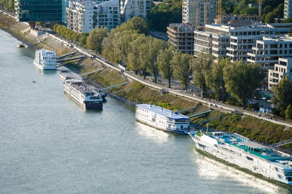 Schiffe an der Uferpromenade in Bratislava festgemacht — Stockfoto