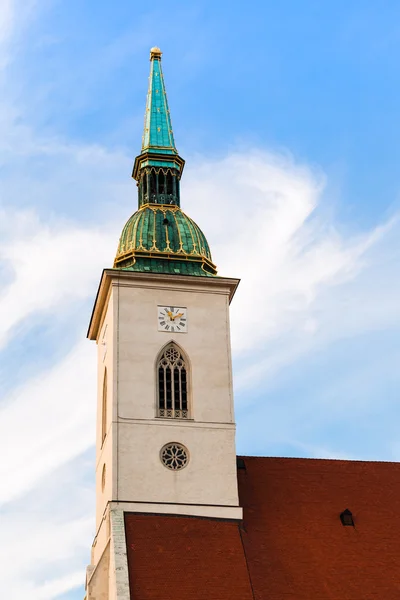 Klok van de toren van de kathedraal St. Martin in Bratislava — Stockfoto