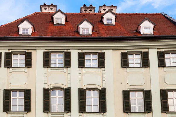 Gevel van de oude huis in Main Square in Bratislava — Stockfoto