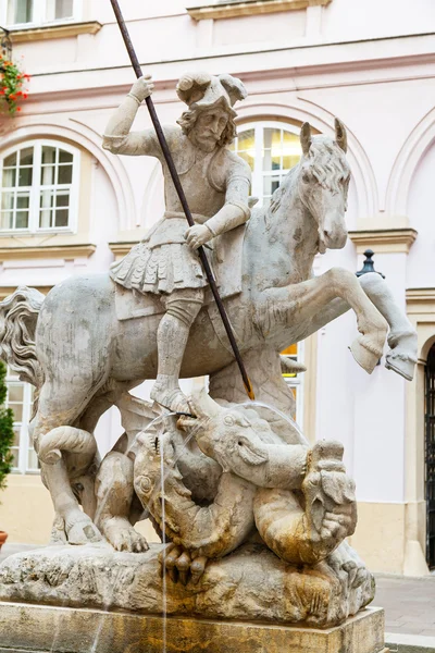 Fontein van St. Joris en de draak in Bratislava — Stockfoto