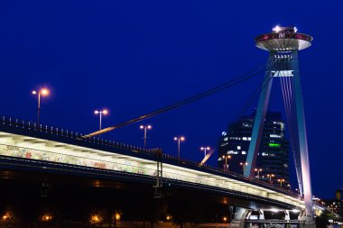 Bratislava'da en Snp Bridge'de gece görünümü