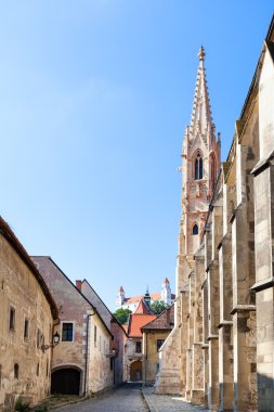 Farska Caddesi ve tepede Bratislava Castle