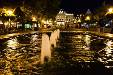 Hviezdoslav Meydanı Bratislava çeşmede gecede