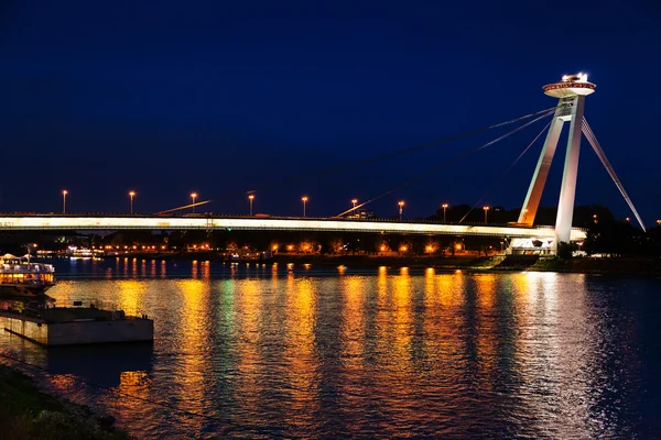 Ночное освещение Дуная с моста SNP — стоковое фото