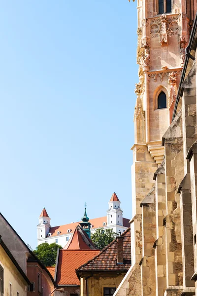 Vue sur le château de Bratislava depuis la rue Farska — Photo