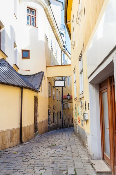 Estreita rua pedra Bastova em Bratislava — Fotografia de Stock