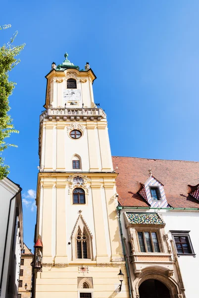 Čelní pohled na věž staré radnice v Bratislavě — Stock fotografie