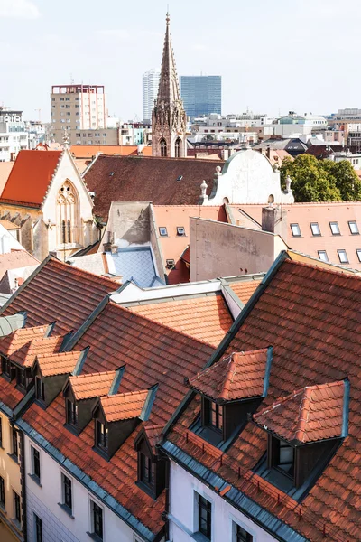 Vista de los tejados de azulejos de color naranja en el casco antiguo —  Fotos de Stock