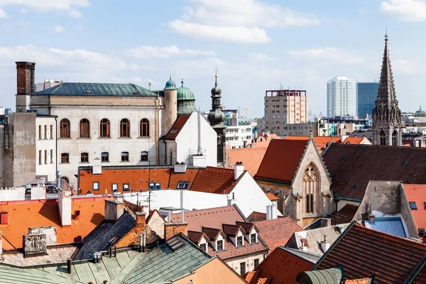 Vista sopra le case nel centro storico di Bratislava — Foto Stock