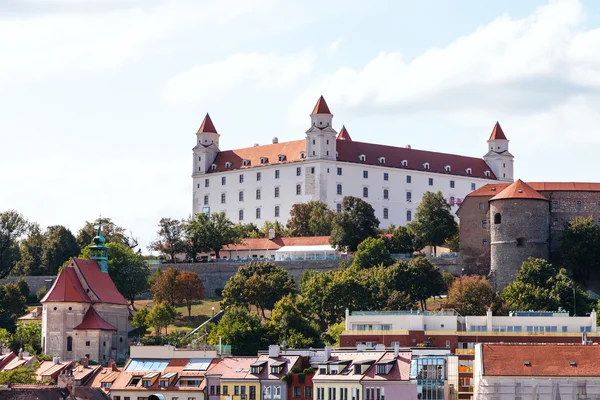 Castillo de Bratislava sobre el casco antiguo — Foto de Stock