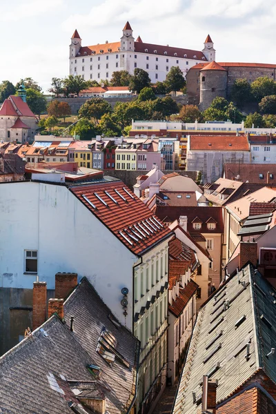 Bratislavský hrad a Bastova ulici ve starém městě — Stock fotografie