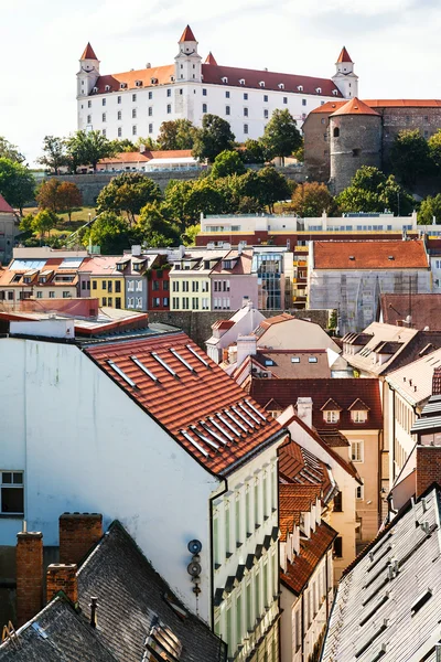 Bratislavský hrad a Bastova ulici ve starém městě — Stock fotografie