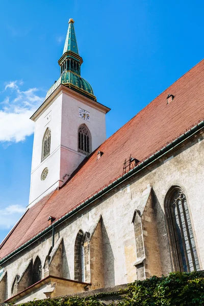 Pohled na katedrálu sv. Martina ve městě Bratislava — Stock fotografie