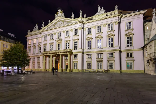 Primatenpalast in Bratislava in der Nacht — Stockfoto
