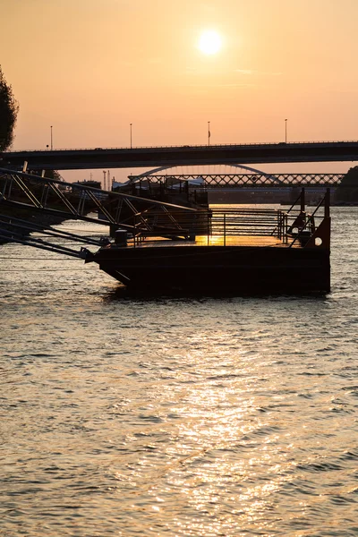 Molhe no rio Danúbio ao amanhecer amarelo — Fotografia de Stock