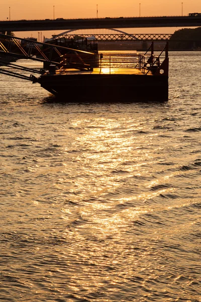 Puente y embarcadero en el río Danubio al amanecer amarillo — Foto de Stock