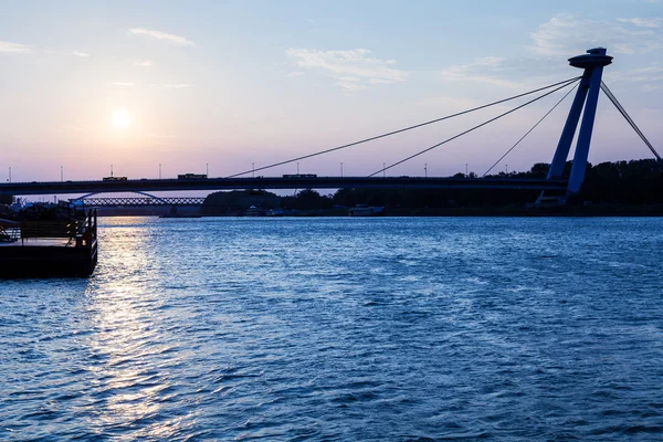 Nuevo puente sobre el río Danubio al amanecer azul — Foto de Stock